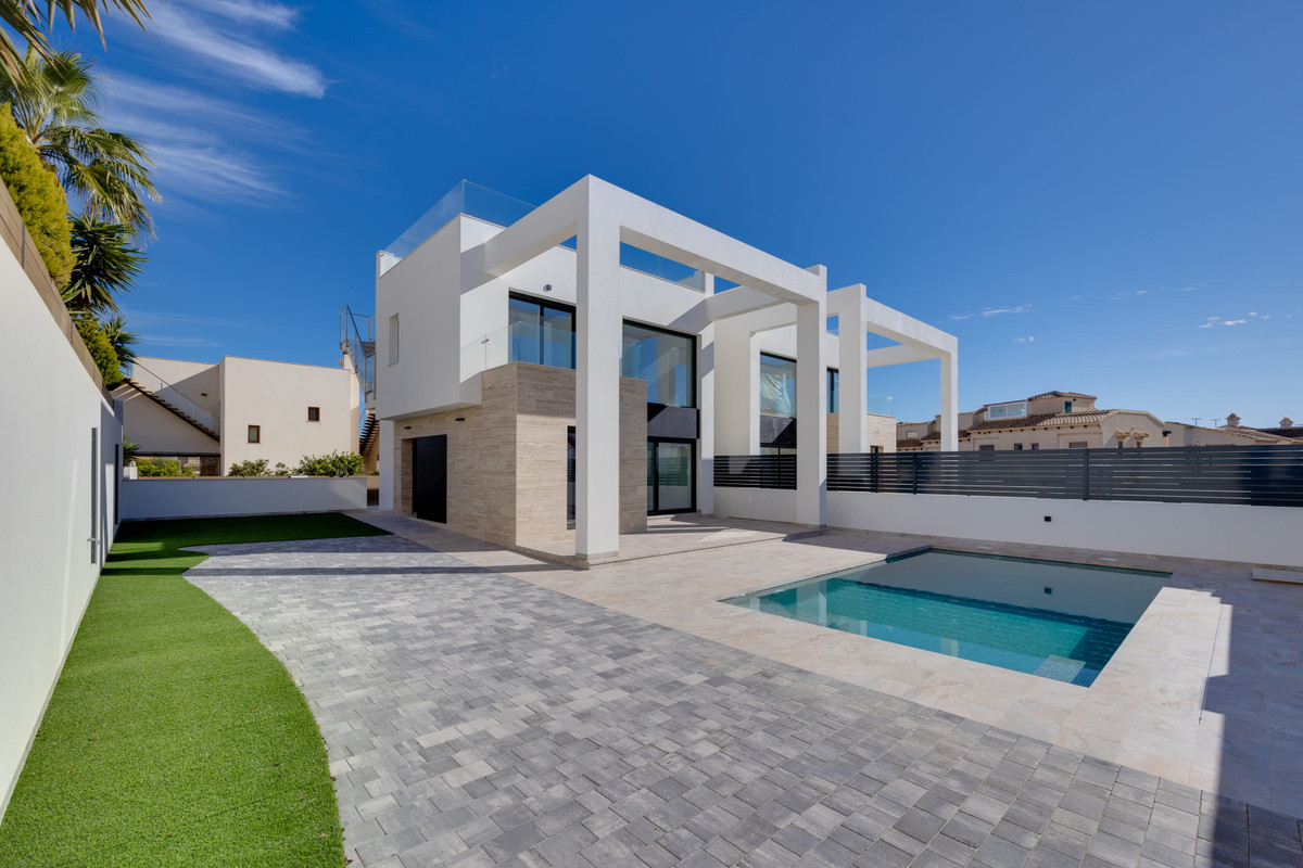 House - Detached Villa In Torrevieja